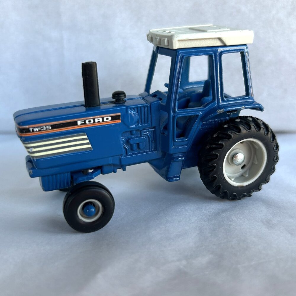 Ertl Farm Machinery Play Set with Extra Tractor and Barge Wagon - Picture 8 of 16
